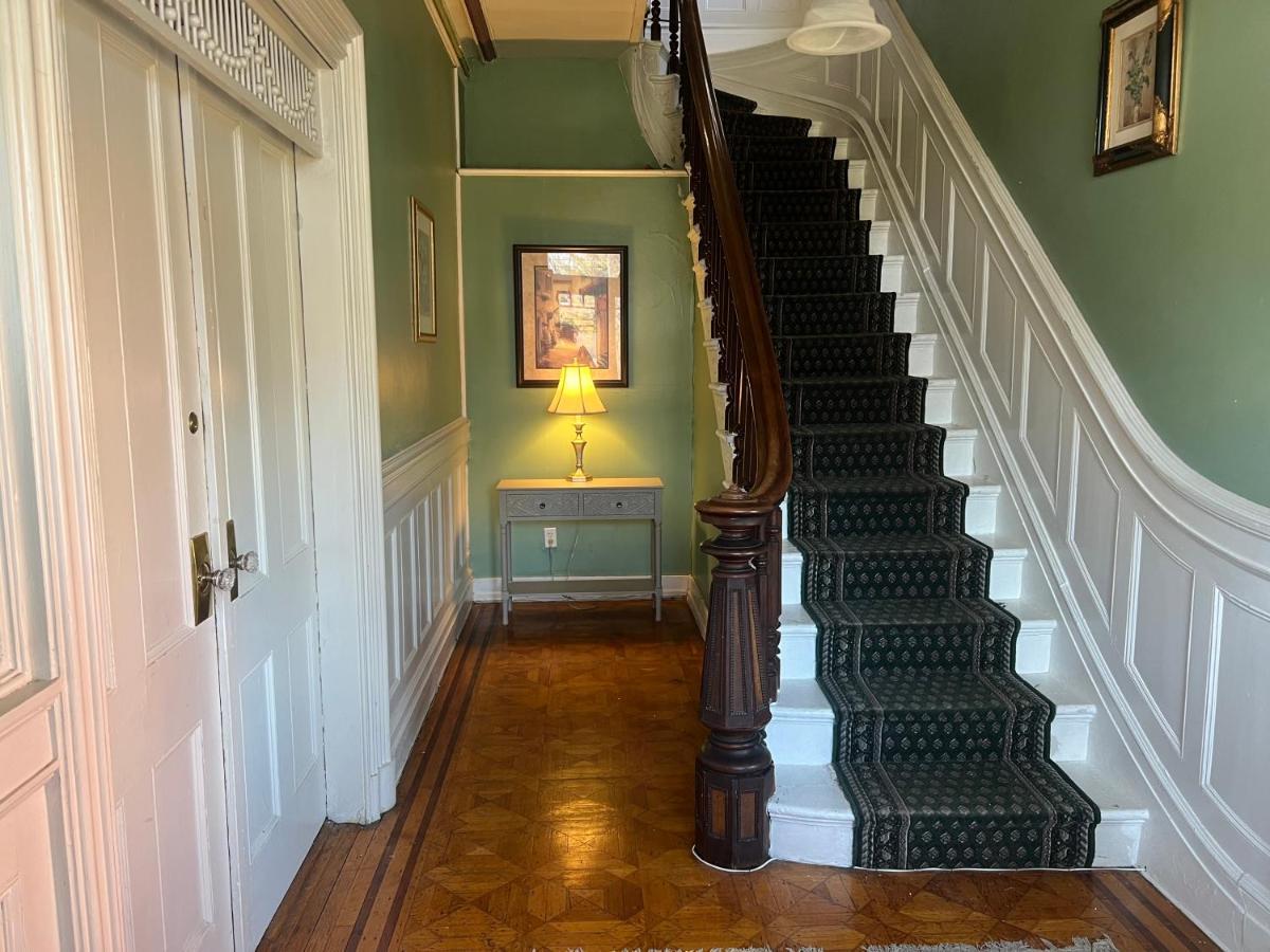 1 Bedroom Private Victorian Apt In Convenient City Location On 5 Acre, Sleeps 4 Poughkeepsie Extérieur photo