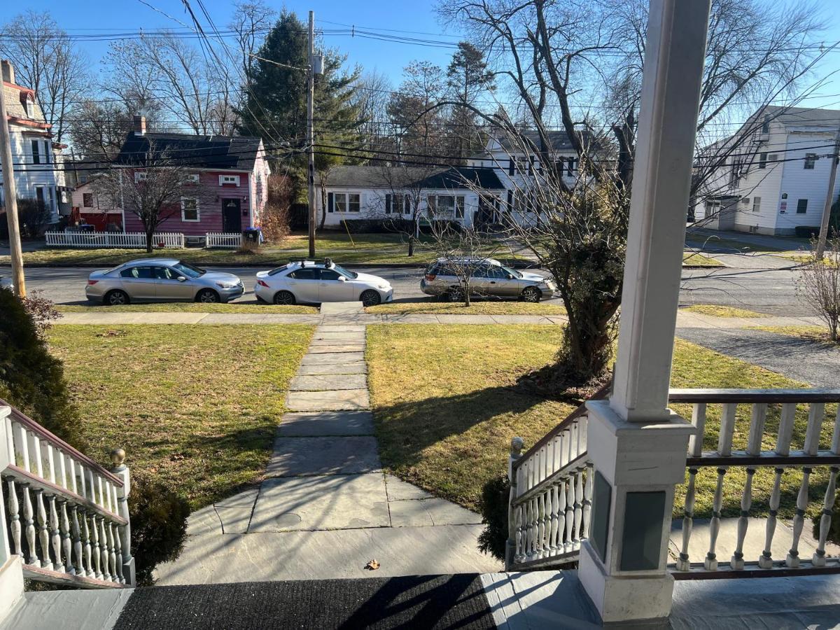 1 Bedroom Private Victorian Apt In Convenient City Location On 5 Acre, Sleeps 4 Poughkeepsie Extérieur photo